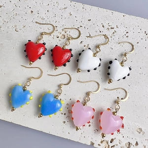 Bunte Herz-Ohrhänger Set in Rot, Weiß, Blau und Rosa mit vergoldeten Ohrhaken