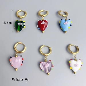 Lot de six paires de boucles d'oreilles cœurs en verre coloré avec créoles dorées