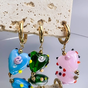 Boucles d'oreilles cœur en verre coloré avec motifs spirales sur crochets dorés