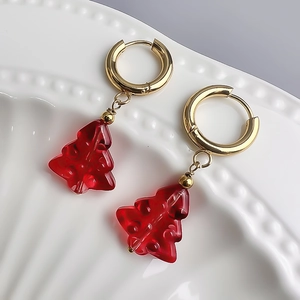 Détail des boucles d'oreilles sapin de Noël en plaqué or 18 carats avec pendentifs rouges