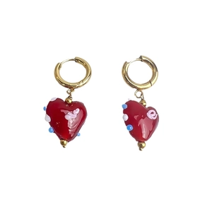 Boucles d'oreilles cœur en résine rouge avec anneaux dorés sur fond blanc impeccable