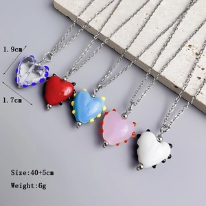 Colliers pendentifs cœurs en verre de cinq couleurs avec chaîne en acier inoxydable