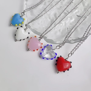 Colliers avec pendentifs cœur en verre coloré et détails à pois sur chaîne argentée