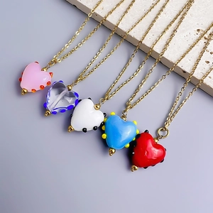 Lot de cinq colliers avec pendentifs cœur en verre et chaînes dorées en acier inox