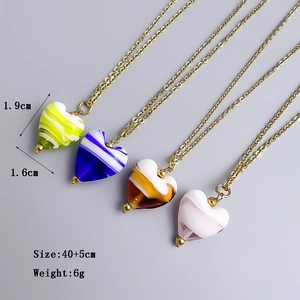 Colliers en acier inoxydable plaqué or 18 carats avec pendentifs cœurs en verre rayé coloré