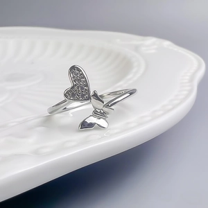 Bague ouverte élégante en argent avec motif papillon et cœur sertis de zircons