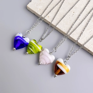 Collier avec pendentif cœur en plaqué or 18K et verre coloré à texture tourbillonnante