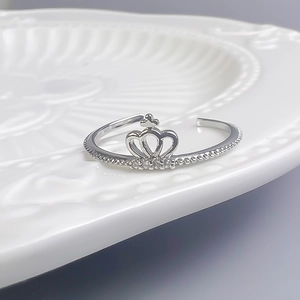 Gros plan détaillé d'une bague couronne avec oxydes de zirconium et bordure milgrain