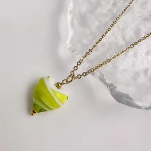 Détail du collier pendentif cœur avec motif tourbillon vert et chaîne en or 18 carats