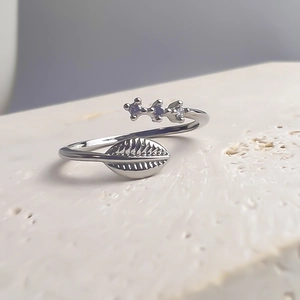 Bague ouverte ajustable en argent avec feuille et zircons sur socle en pierre