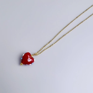 Kleurrijke hartvormige glazen hanger ketting met spiraalpatroon aan gouden ketting