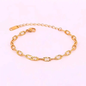 Detail of 18K gold-plated bracelet with hammered oval links and adjustable clasp