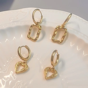 Boucles d'oreilles en acier titane doré 18K avec pendentifs martelés cœur et rectangles