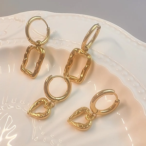 Boucles d'oreilles cœur évidé et cadre rectangulaire plaqué or 18 carats martelé