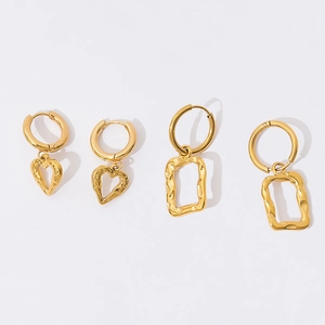 Détail de boucles d'oreilles cœur et rectangulaires en or 18K à texture martelée