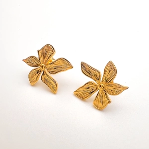 Gros plan de boucles d'oreilles pétales plaquées or 18 carats au design floral épuré
