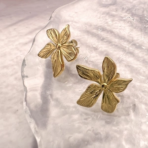 Boucles d'oreilles vintage dorées 18k avec design de pétales 3D texturés