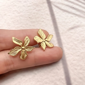 Boucles d'oreilles pétales vintage dorées à l'or 18k avec texture métallique brossée