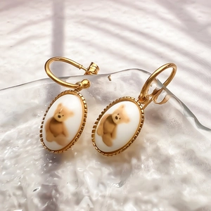 Boucles D'oreilles Pendantes Ovales Ours Brun Mignon Rétro En Acier Inoxydable Plaqué Or Bordure Perlée Style Émail Pour Femmes