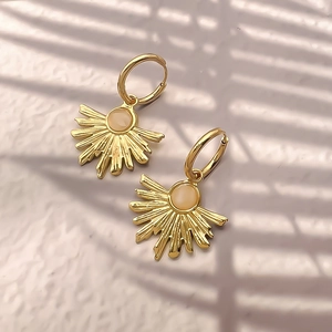 Dettaglio orecchini a sole placcati oro 18K con pietra turchese e ombre eleganti