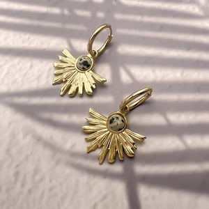 Dettaglio di orecchini a sole placcati oro 18K con inserto in pietra naturale