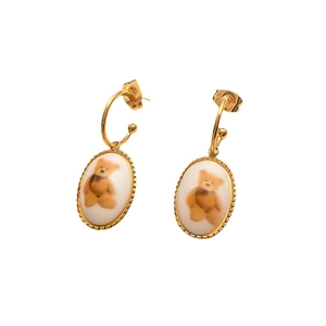 Boucles d'oreilles ovales dorées avec motif d'ours réaliste et bordure texturée fine