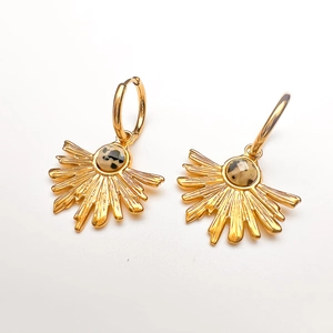 Dettaglio degli orecchini a sole placcati oro 18K con intarsio in pietra naturale