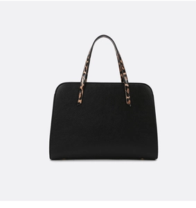 Detail of black lychee grain tote bag featuring stylish leopard print拼接 handle design