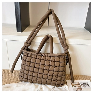 Détail du sac cabas matelassé marron foncé avec motif à carreaux et bandoulière nouée