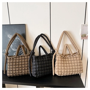 Sacs cabas bouffants en nylon matelassé café, noir et beige avec détails noués