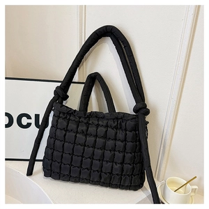 Détail du sac nuage noir matelassé avec texture bouffante et bandoulière nouée