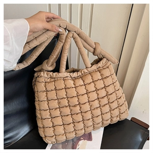 Détails du sac à bandoulière matelassé avec texture bouffante et anse rembourrée