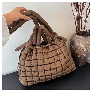 Détail du sac cabas matelassé marron chocolat avec texture gonflée et corde tressée