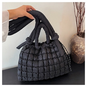 Détail du sac cabas matelassé noir avec poignée rembourrée et cordon de serrage