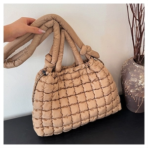 Détail du sac fourre-tout matelassé marron clair avec poignée nouée et cordon serrage