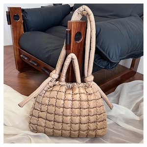 Détail d'un sac fourre-tout à bulles matelassé champagne avec poignées rembourrées douces