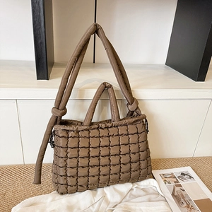 Sac à bandoulière matelassé marron avec poignées rembourrées et texture nylon à losanges