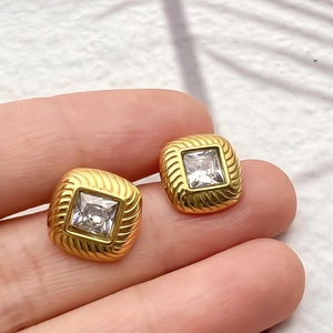 Boucles d'oreilles carrées plaquées or 18 carats avec texture corde et pierre zircon