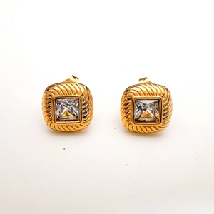 Détail de boucles d'oreilles carrées plaquées or 18K avec texture câble et zircon
