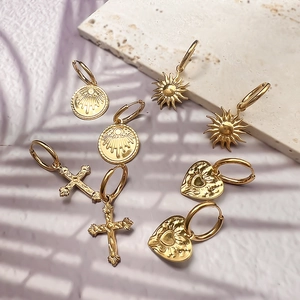 Vintage Vergoldete Edelstahl Creolen Mit Sonne Herz Kreuz Rundem Münzanhänger Für Damen Retro Filigraner Französischer Stil Schmuck