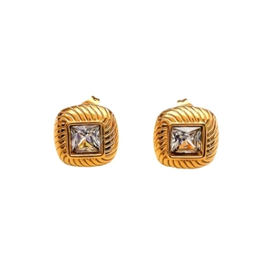 Boucles d'oreilles carrées en acier titane plaqué or 18K avec zircon et bord torsadé