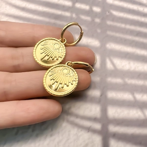 Detail von 18K vergoldeten Sonnenmedaillon-Anhängern an Vintage-Edelstahl-Ohrringen