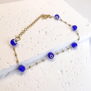 Détail de la chaîne plaquée or 18K avec perles œil bleu et fermoir mousqueton robuste