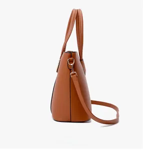 Vista laterale della borsa tote marrone con tracolla regolabile e finiture dorate