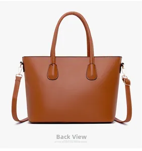 Vista posteriore della borsa tote in ecopelle caramello con manici e dettagli in metallo oro