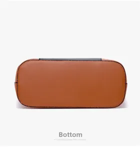 Vista dettagliata del fondo della grande borsa tote marrone con pelle liscia e cuciture nere