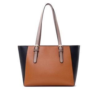 Bolso tote tricolor con textura Saffiano y elegantes detalles metálicos dorados