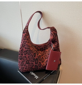 Detailansicht der Schultertasche mit Leopardenmuster und kleinem rotem Kartenetui