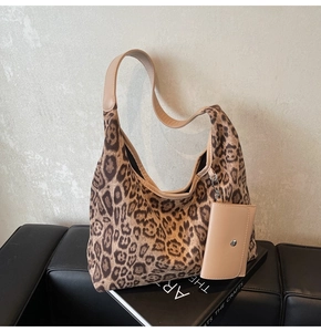 Detail der Totebag mit Leopardenmuster, Lederriemen und passender kleiner Geldbörse