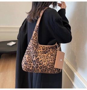 Hobo-Schultertasche mit Leopardenmuster und abnehmbarem Beutel an einem Model